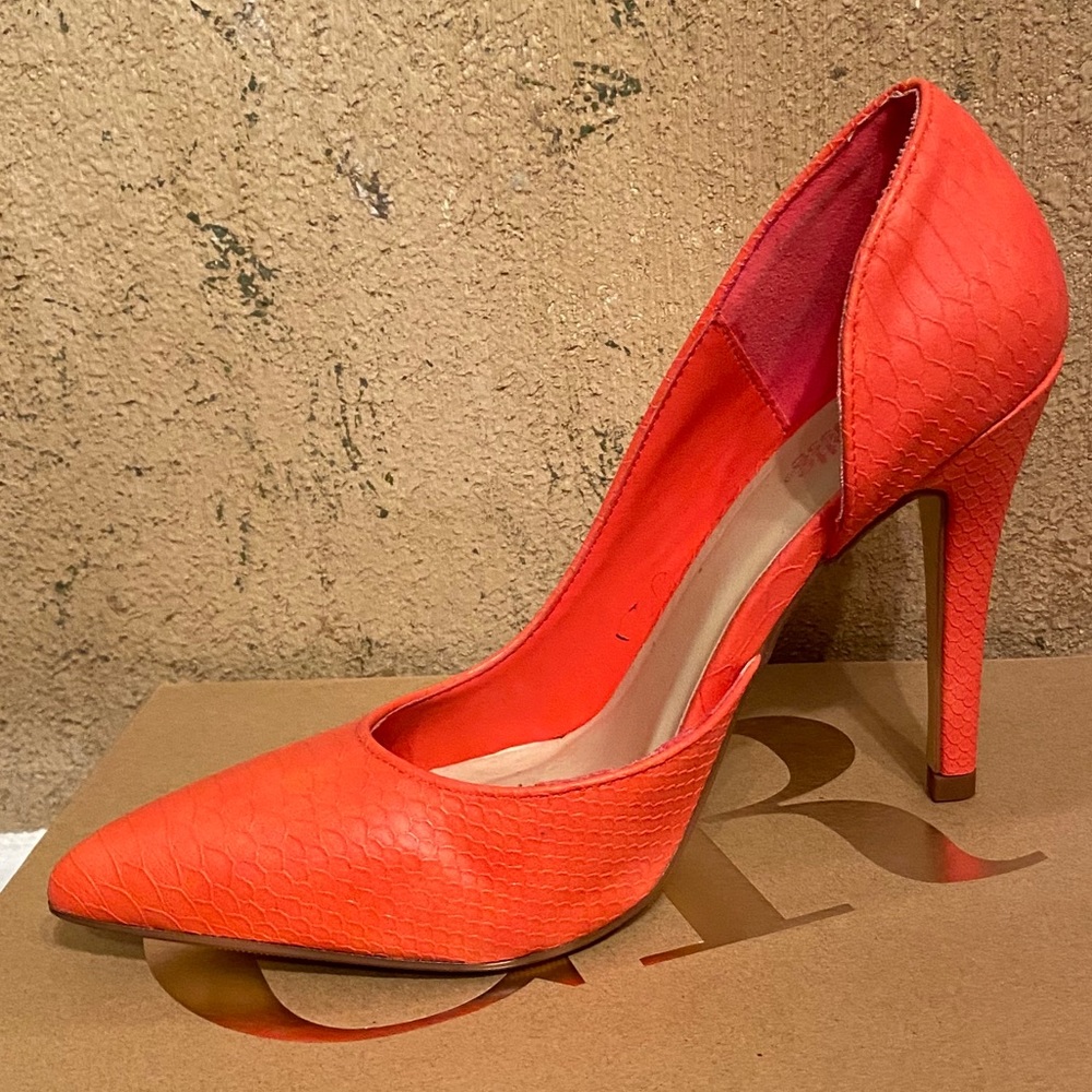 Heels - Picture 4 of 4